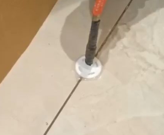 额济纳旗瓷砖空鼓维修公司专业解答瓷砖在铺贴过程中，如果没有涂抹均匀到位的粘结材料（如水泥砂浆或瓷砖胶），可能会导致以下问题